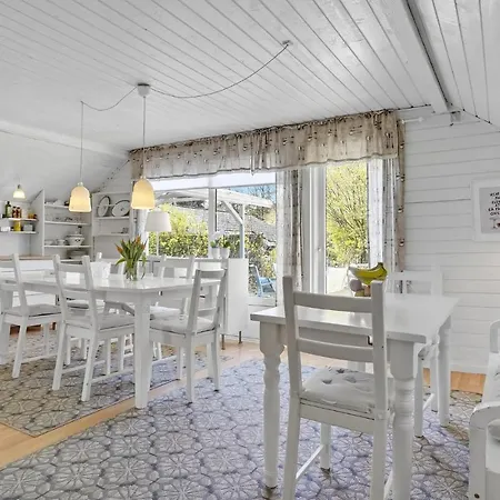 2 Bedroom Lovely In
